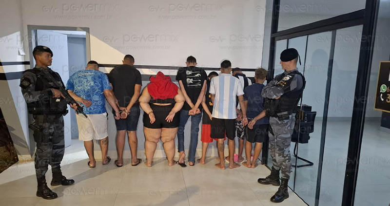 FORÇA TÁTICA DESMANTELA BOCA DE FUMO NO BAIRRO BEIJA FLOR E PRENDE OITO PESSOAS EM NOVA MUTUM-MT