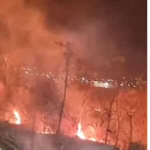 FOGO E FUMAÇA PREOCUPAM MORADORES DOS BAIRROS PEDREGAL E VALE DO SOL EM DIAMANTINO