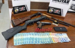 IDOSO É PRESO COM 3 ARMAS APÓS ATIRAR DENTRO DE CASA E AMEAÇAR ESPOSA E FILHO