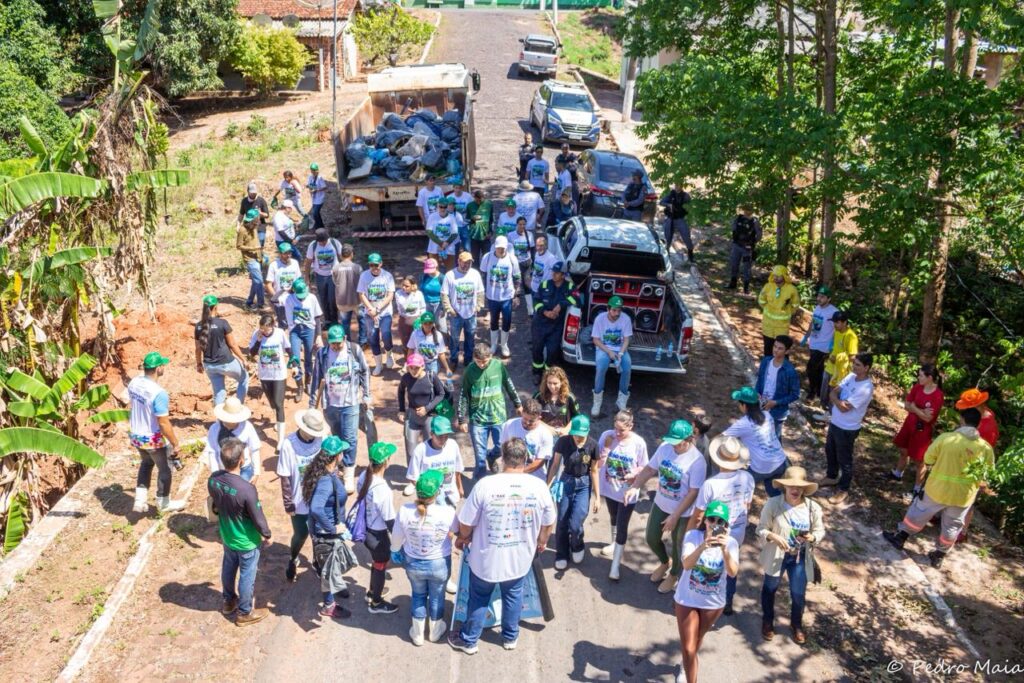 PROJETO “RIO VIVO” DO ROTARY CLUB DE DIAMANTINO RECOLHE 300 KG DE LIXO E MOBILIZA COMUNIDADE PELA PRESERVAÇÃO AMBIENTAL