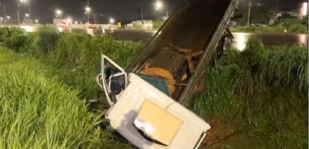 MOTORISTA PERDE O CONTROLE AO TENTAR EVITAR ATROPELAMENTO E CAMINHÃO CAI EM VALA NA BR-163 EM MT