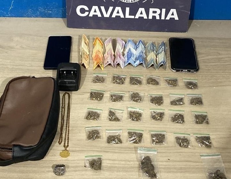 CAVALARIA DA PM PRENDE DOIS FACCIONADOS POR TRÁFICO DE DROGAS, APREENDE ENTORPECENTES E RECUPERA MOTO FURTADA