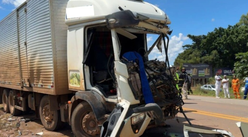 DOIS HOMENS FICAM PRESOS NAS FERRAGENS EM ACIDENTE NA BR-163