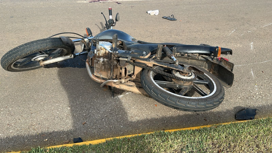 MULHER MORRE E HOMEM FICA FERIDO APÓS COLISÃO ENTRE MOTOCICLETA E CARRETA EM LUCAS DO RIO VERDE/MT